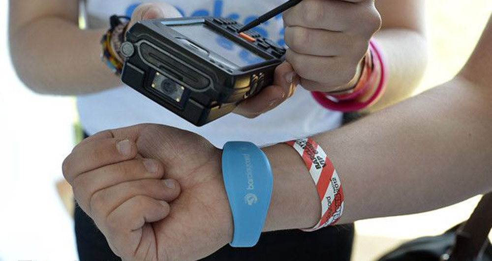 Pulseiras personalizadas para festivais: Tyvek, vinil, tecido, silicone e RFID